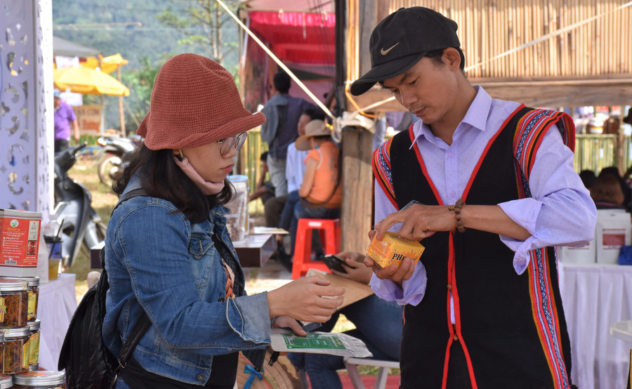 Du khách tìm hiểu các loại nông sản địa phương tại các gian hàng. Ảnh Trần Dung