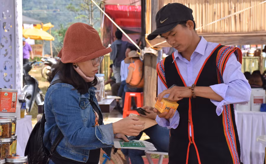 Du khách tìm hiểu các loại nông sản địa phương tại các gian hàng. Ảnh Trần Dung