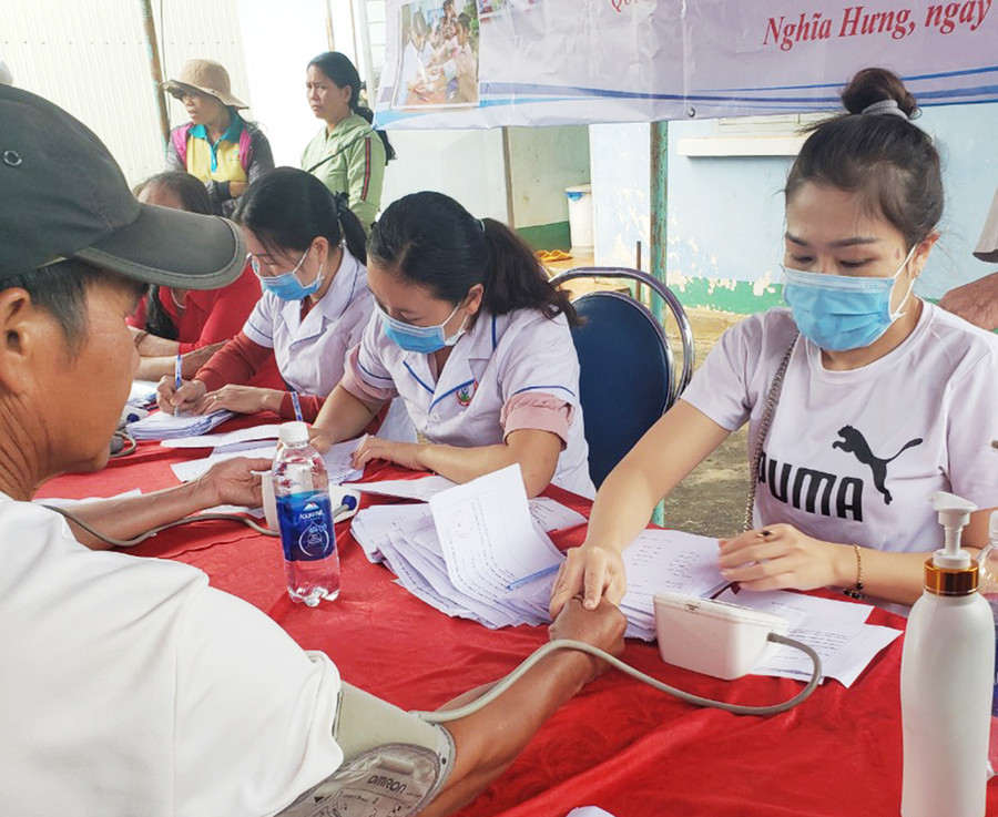 Khám bệnh, cấp thuốc miễn phí cho người dân xã Nghĩa Hưng. Ảnh: Hồng Ngọc Khám bệnh, cấp thuốc miễn phí cho bà con nhân dân xã Nghĩa Hưng. Ảnh: Hồng Ngọc