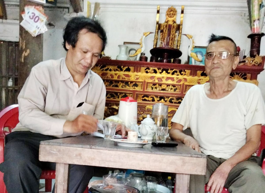 Cựu chiến binh Bùi Văn Dớn (bìa phải) trò chuyện cùng tác giả. Ảnh: Hoàng Cư