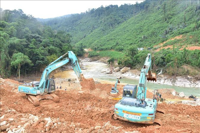 Hiện trường tìm kiếm các nạn nhân mất tích trong vụ sạt lở thuỷ điện Rào Trăng 3. Ảnh: Mai Trang/TTXVN