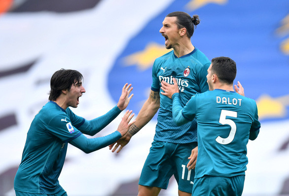 Ibrahimovic (giữa) tiếp tục nổ súng cho AC Milan - Ảnh: REUTERS