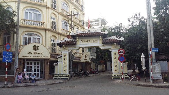 Cổng chào tam quan đường vào cư xá Đô Thành ngày nay, đây là dấu tích quy hoạch xóm thợ Bàn Cờ đầu những năm 1940 - Ảnh: PHÚC TIẾN