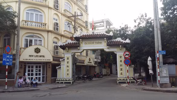 Cổng chào tam quan đường vào cư xá Đô Thành ngày nay, đây là dấu tích quy hoạch xóm thợ Bàn Cờ đầu những năm 1940 - Ảnh: PHÚC TIẾN