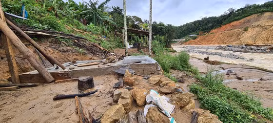 Những nền nhà còn sót lại. Ảnh: NGỌC PHÚC