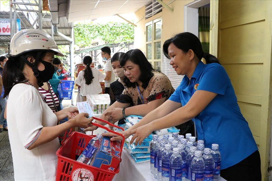 Bà Hoàng Thị Như Thanh (áo xanh) - Chủ tịch LĐLĐ TP.Huế cùng những Mạnh Thường Quân trực tiếp phát quà, nhu yếu phẩm cho đoàn viên, người lao động ở "Phiên chợ 0 đồng". Ảnh: PĐ.  Bà Hoàng Thị Như Thanh (áo xanh) - Chủ tịch LĐLĐ TP.Huế cùng những Mạnh Thường Quân trực tiếp phát quà, nhu yếu phẩm cho đoàn viên, người lao động ở