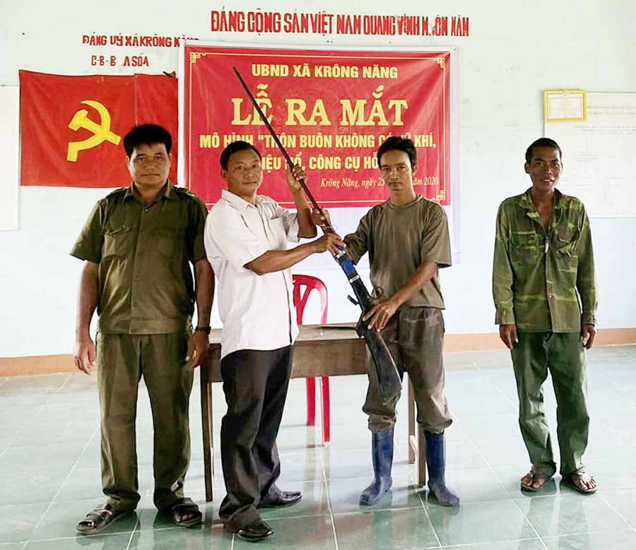 Người dân buôn Sóa (xã Krông Năng, huyện Krông Pa) tự nguyện giao nộp súng hơi tự chế. Ảnh: Lê Gia