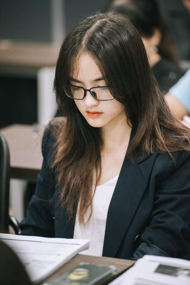 Nguyễn Hà My sở hữu gương mặt sắc sảo trong loạt ảnh đời thường. Thí sinh được đánh giá cao bởi nhan sắc xinh đẹp, học thức khủng. Tuy nhiên, hạn chế của Hoa khôi Ngoại thương là hình thể khi cô là ứng viên thấp nhất tại cuộc thi với chiều cao 1,64m ẢNH: FBNV