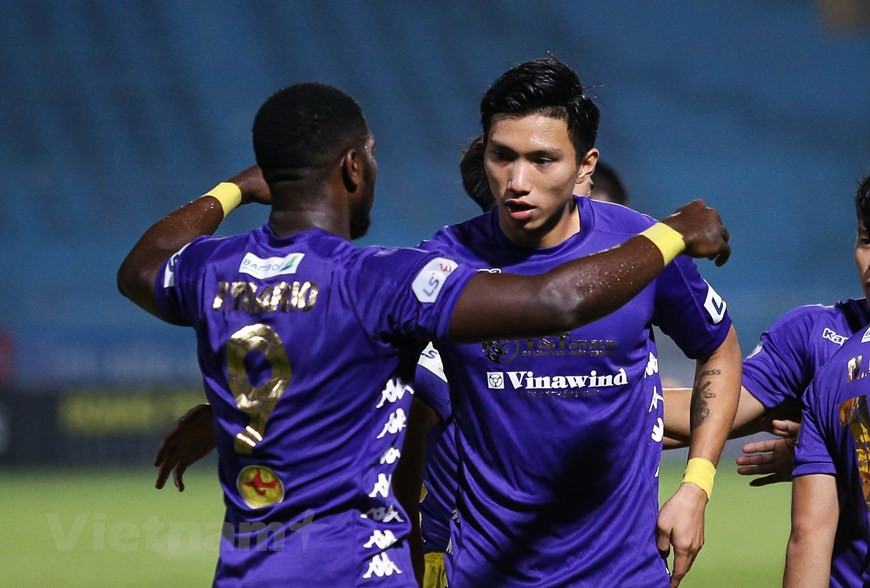 Bàn thắng khiến thế trận thay đổi nhanh chóng. Hà Nội thừa thắng dâng lên tấn công để có tiếp bàn thắng, nâng tỷ số thành 3-1 chỉ 6 phút sau. (Ảnh: Hiển Nguyễn/Vietnam+) Bàn thắng khiến thế trận thay đổi nhanh chóng. Hà Nội thừa thắng dâng lên tấn công để có tiếp bàn thắng, nâng tỷ số thành 3-1 chỉ 6 phút sau. (Ảnh: Hiển Nguyễn/Vietnam+)