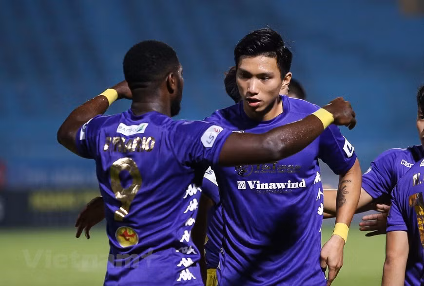 Bàn thắng khiến thế trận thay đổi nhanh chóng. Hà Nội thừa thắng dâng lên tấn công để có tiếp bàn thắng, nâng tỷ số thành 3-1 chỉ 6 phút sau. (Ảnh: Hiển Nguyễn/Vietnam+)
