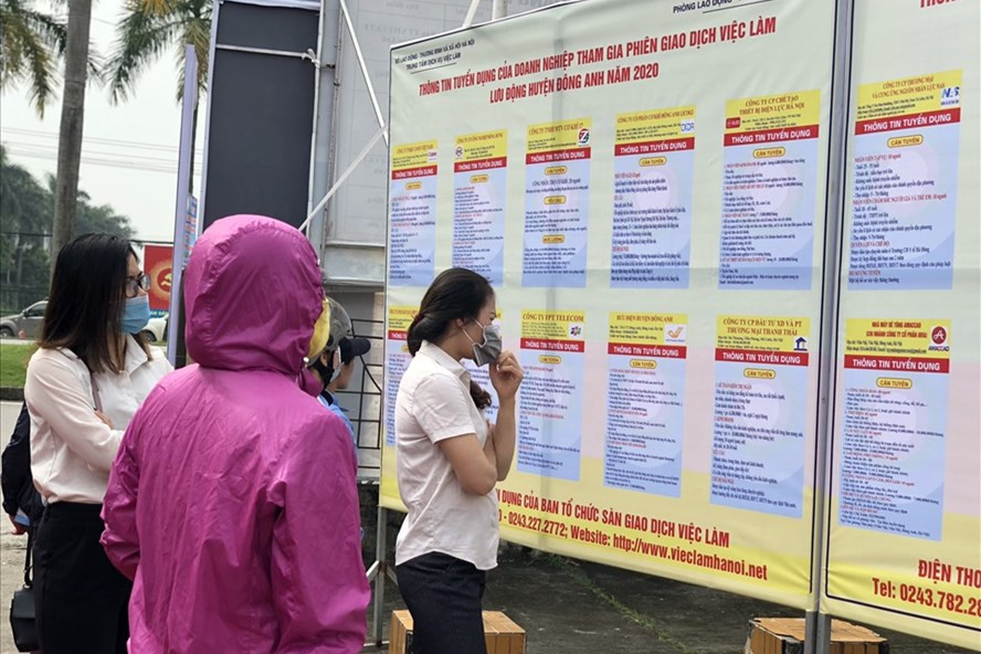  Người lao động tham gia ứng tuyển việc làm tại Phiên giao dịch việc làm lưu động huyện Đông Anh (TP.Hà Nội) năm 2020. Ảnh: Phương Quỳnh