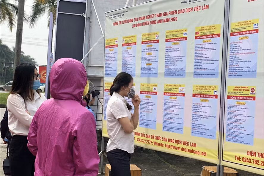  Người lao động tham gia ứng tuyển việc làm tại Phiên giao dịch việc làm lưu động huyện Đông Anh (TP.Hà Nội) năm 2020. Ảnh: Phương Quỳnh
