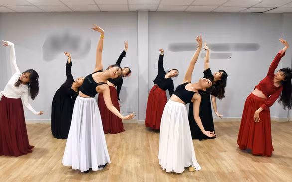 Các bạn trẻ tìm đến với môn nghệ thuật múa cổ trang để mong giải tỏa áp lực sau một ngày làm việc căng thẳng - Ảnh: D.PHAN