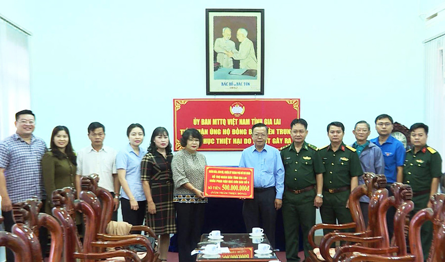 Ủy ban MTTQ Việt Nam tỉnh tiếp nhận 500 triệu đồng hỗ trợ của cán bộ, chiến sĩ và nhân dân TP. Hồ Chí Minh. Ảnh: Phương Duyên Ủy ban MTTQ Việt Nam tỉnh tiếp nhận 500 triệu đồng hỗ trợ. Ảnh: Phương Duyên