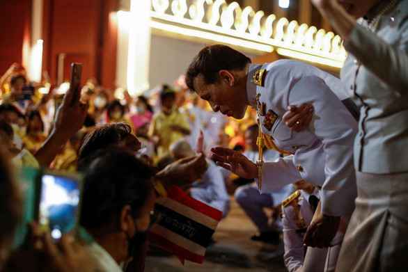  Quốc vương Rama X xuất hiện bên ngoài hoàng cung tối 1-11 và nói chuyện với những người ủng hộ hoàng gia. Tất cả những người ở hàng đầu đều quỳ gối, người ở hàng sau thì khom lưng để không ai cao hơn đức vua và hoàng hậu - Ảnh: REUTERS