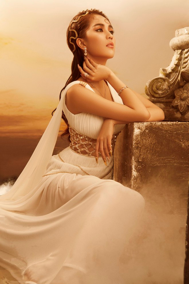 Còn về Ngọc Trinh, Đỗ Long cho biết nữ người mẫu sở hữu những đường cong chuẩn mực. Đồng thời, Ngọc Trinh còn sở hữu nét quyến rũ, kiêu kì vừa khó chạm tới nhưng cũng vừa chân chất ẢNH: MILOR TRẦN