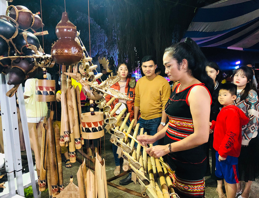 Du khách thích thú trải nghiệm các nhạc cụ truyền thống. Ảnh: Phan Lài Du khách thích thú trải nghiệm các nhạc cụ truyền thống- Ảnh Phan Lài