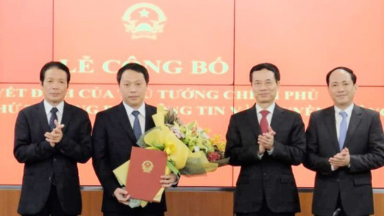 Ông Nguyễn Huy Dũng nhận quyết định bổ nhiệm làm thứ trưởng Bộ TT-TT Ông Nguyễn Huy Dũng nhận quyết định bổ nhiệm làm thứ trưởng Bộ TT-TT