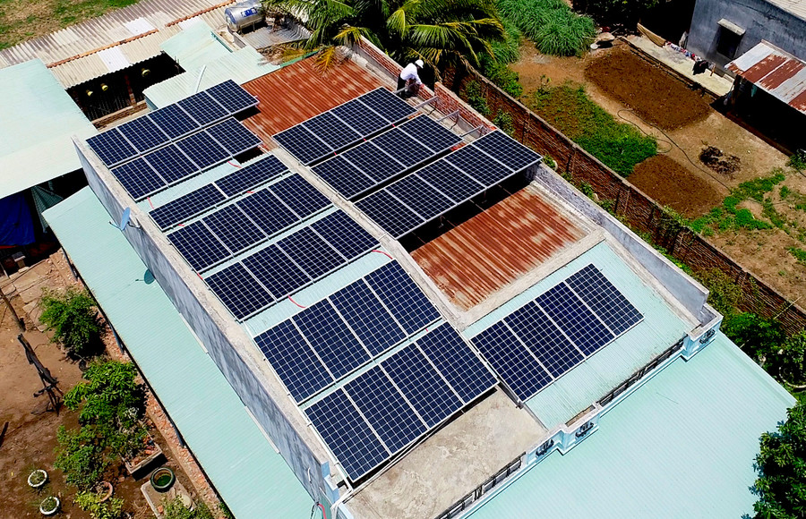 Lắp đặt điện mặt trời mái nhà ở khu vực Đông Nam tỉnh Gia Lai. Ảnh: M.T Lắp đặt điện mặt trời mái nhà ở khu vực Đông Nam tỉnh Gia Lai. Ảnh: M.T