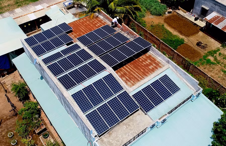 Lắp đặt điện mặt trời mái nhà ở khu vực Đông Nam tỉnh Gia Lai. Ảnh: M.T