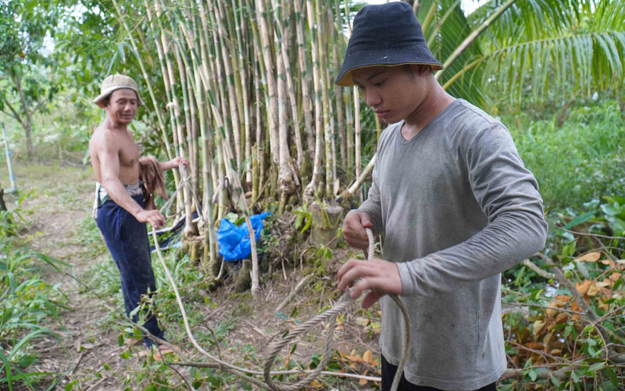  Con trai ông Tùng cùng đi để học nghề và phụ cha những công việc lặt vặt