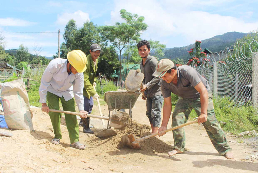 Người dân làng Đê Bơ Tưk tham gia xây dựng các công trình giao thông nông thôn. Ảnh: Phan Lài