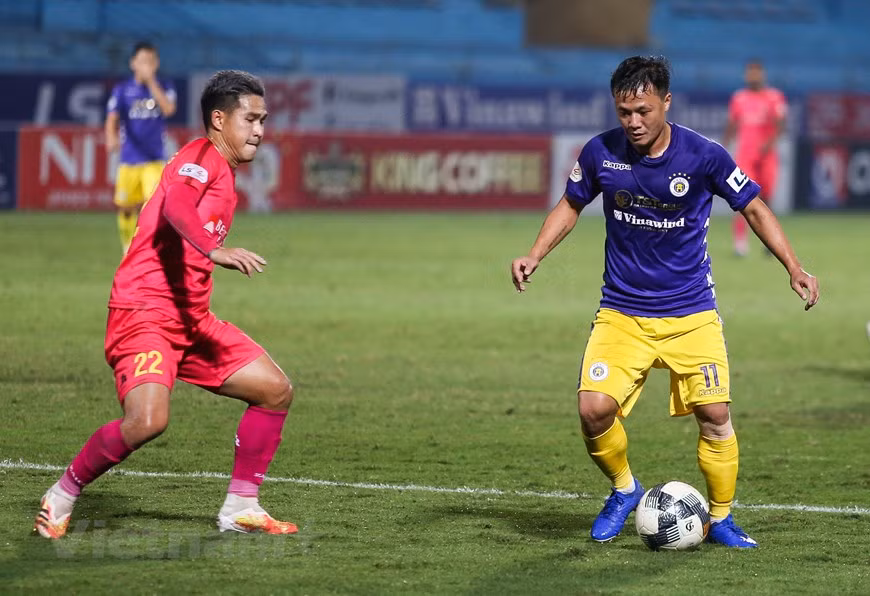 Thành Lương đi bóng trong vùng cấm để dứt điểm góc hẹp ghi bàn thắng thứ ba. Bên cạnh Quang Hải, tiền vệ giàu kinh nghiệm này là cầu thủ hay nhất trận Hà Nội FC-Sài Gòn. (Ảnh: Hiển Nguyễn/Vietnam+)