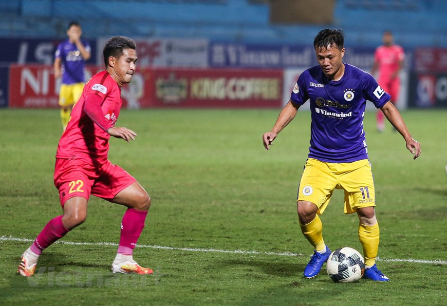 Thành Lương đi bóng trong vùng cấm để dứt điểm góc hẹp ghi bàn thắng thứ ba. Bên cạnh Quang Hải, tiền vệ giàu kinh nghiệm này là cầu thủ hay nhất trận Hà Nội FC-Sài Gòn. (Ảnh: Hiển Nguyễn/Vietnam+) Thành Lương đi bóng trong vùng cấm để dứt điểm góc hẹp ghi bàn thắng thứ ba. Bên cạnh Quang Hải, tiền vệ giàu kinh nghiệm này là cầu thủ hay nhất trận Hà Nội FC-Sài Gòn. (Ảnh: Hiển Nguyễn/Vietnam+)
