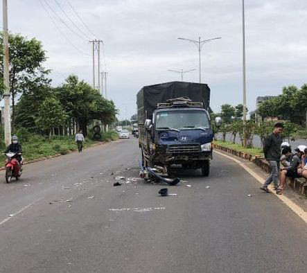 Chiếc xe máy chạy ngược chiều lúc rạng sáng Chiếc xe máy chạy ngược chiều lúc rạng sáng