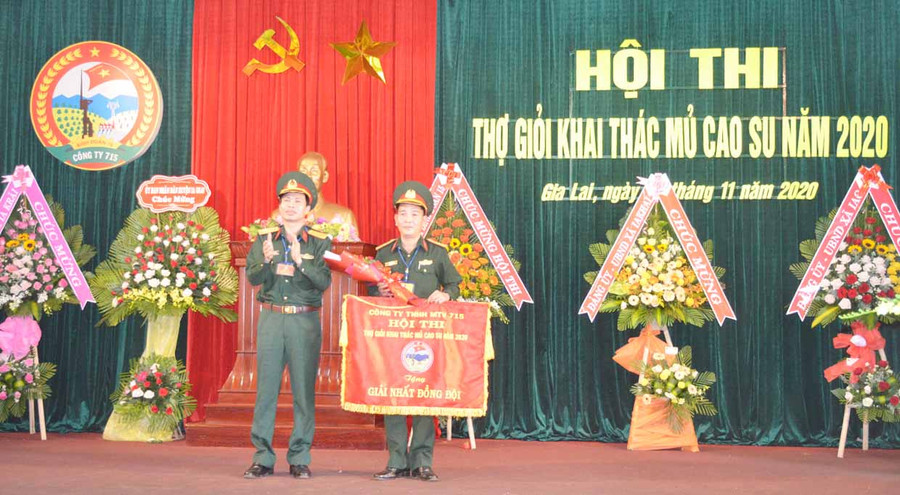  Ban tổ chức trao giải nhất cho Đội sản xuất số 1. Ảnh: Vĩnh Hoàng