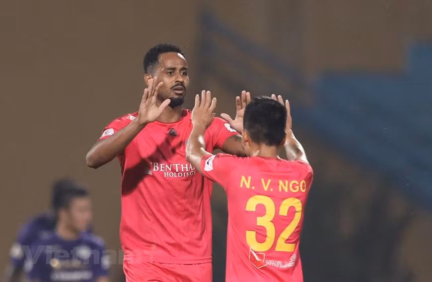 Những nỗ lực chỉ giúp đội khách có thêm bàn rút ngắn tỷ số xuống 2-4 ở phút 69 nhờ công của Pedro. (Ảnh: Hiển Nguyễn/Vietnam+)