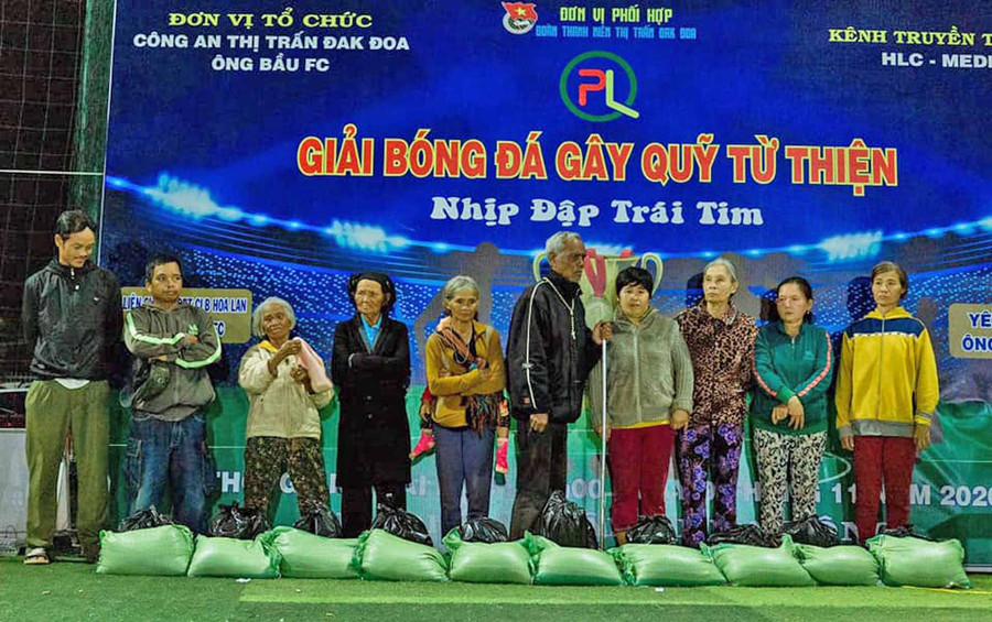 Ban tổ chức trao quà cho các gia đình có hoàn cảnh khó khăn, hộ nghèo trên địa bàn thị trấn Đak Đoa. Ảnh: Hà Phương