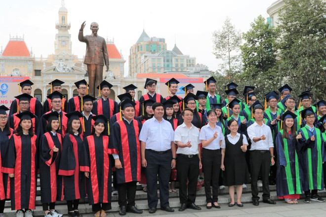 Các thủ khoa chụp hình lưu niệm với ban tổ chức LÊ THANH