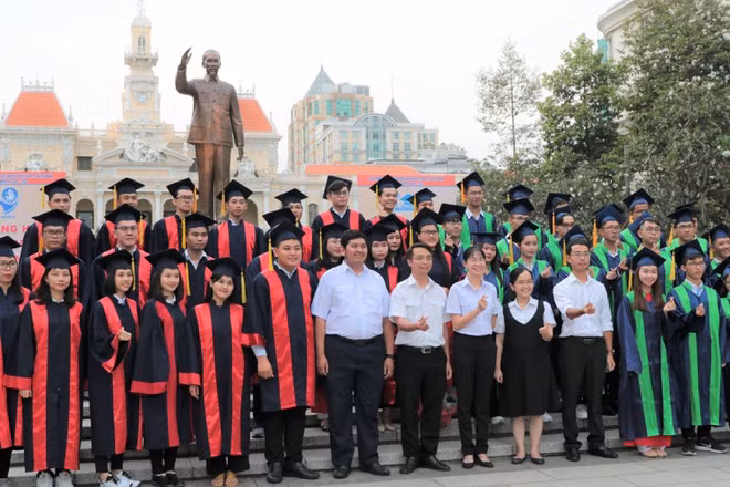 Các thủ khoa chụp hình lưu niệm với ban tổ chức LÊ THANH