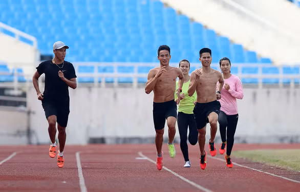 Các VĐV tập luyện tại SVĐ Mỹ Đình để chuẩn bị cho giải - Ảnh: NAM KHÁNH