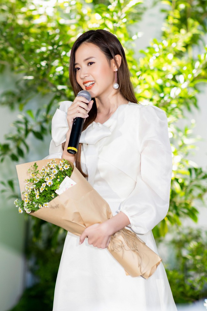 Tại sự kiện, Midu chọn cho mình chiếc váy trắng tiểu thư với kiểu make-up nhẹ nhàng, mang đến hình ảnh ngọt ngào, trong trẻo. Có cùng người bạn đầu tư vào công ty 10 tỉ đồng lấn sân sang một lĩnh vực còn nhiều mới mẻ. Midu cho biết cô ấp ủ “đứa con tinh thần” suốt 3 năm và đủ tự tin giới thiệu đến công chúng ẢNH: NVCC