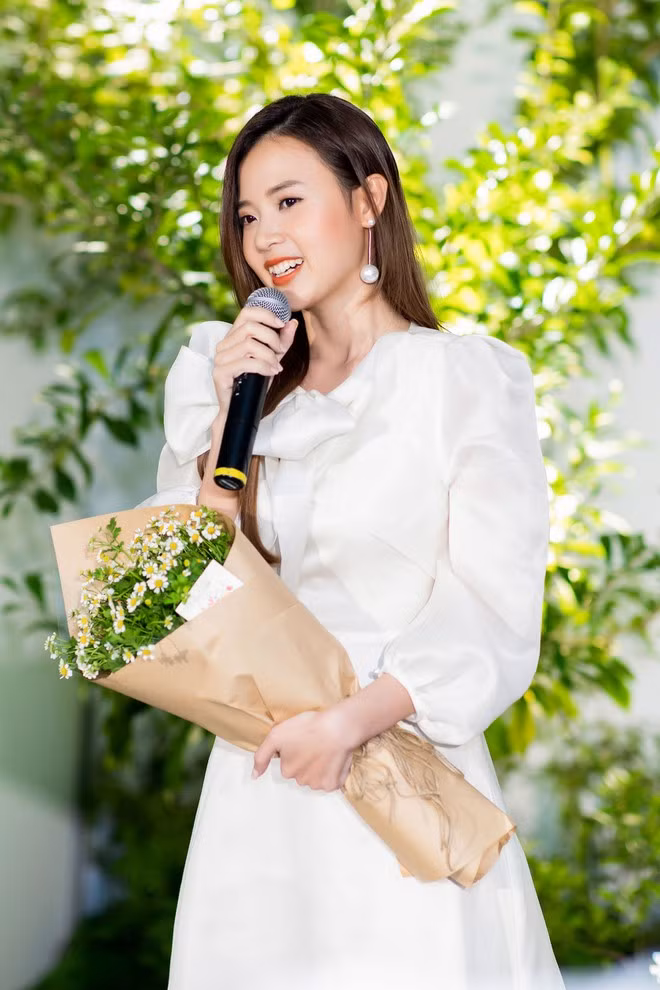 Tại sự kiện, Midu chọn cho mình chiếc váy trắng tiểu thư với kiểu make-up nhẹ nhàng, mang đến hình ảnh ngọt ngào, trong trẻo. Có cùng người bạn đầu tư vào công ty 10 tỉ đồng lấn sân sang một lĩnh vực còn nhiều mới mẻ. Midu cho biết cô ấp ủ “đứa con tinh thần” suốt 3 năm và đủ tự tin giới thiệu đến công chúng ẢNH: NVCC