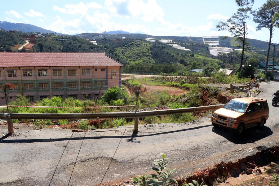 Đầu tháng 7.2020, sau những trận mưa lớn kéo dài, đoạn QL27 sau Trường Mầm non Đạ Sar bị sụt lún, sạt lở nghiêm trọng ẢNH: LÂM VIÊN