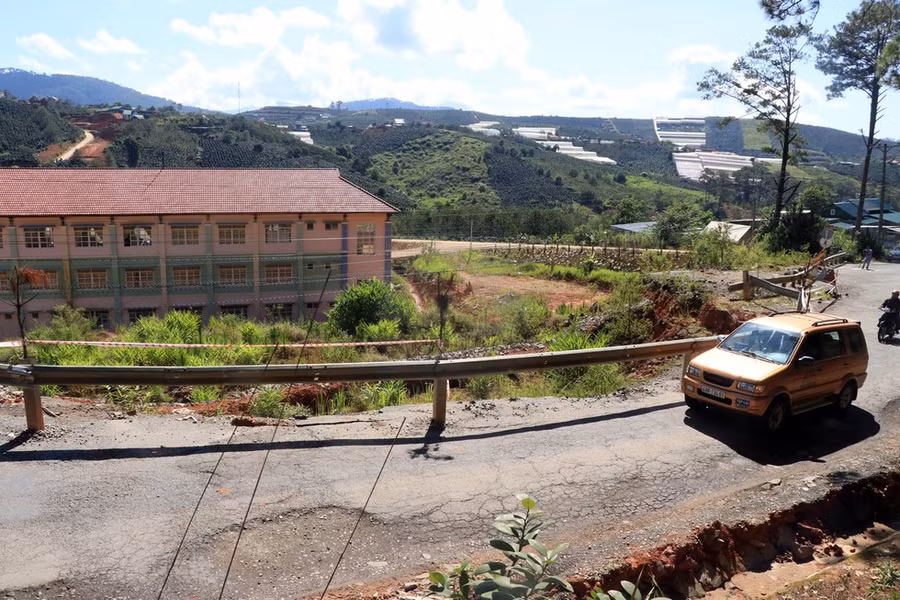 Đầu tháng 7.2020, sau những trận mưa lớn kéo dài, đoạn QL27 sau Trường Mầm non Đạ Sar bị sụt lún, sạt lở nghiêm trọng ẢNH: LÂM VIÊN