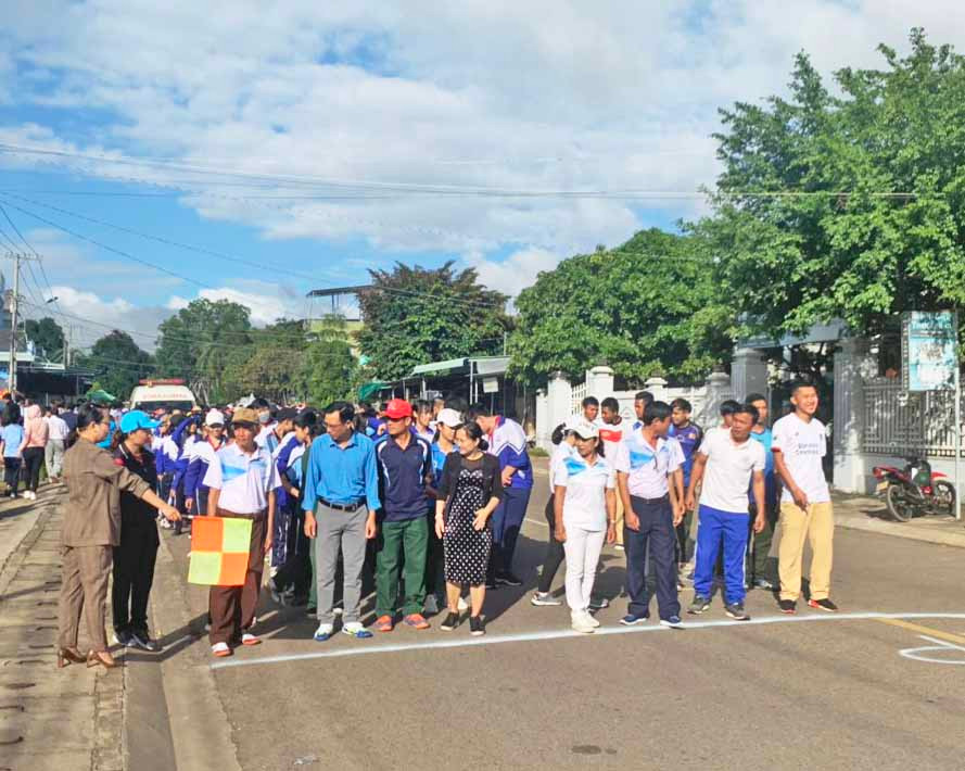 Đông đảo cán bộ, công nhân, viên chức, lực lượng vũ trang, học sinh trên địa bàn thị xã tham gia lễ phát động ngày chạy Olympic vì sức khỏe toàn dân. Ảnh: Vũ Chi