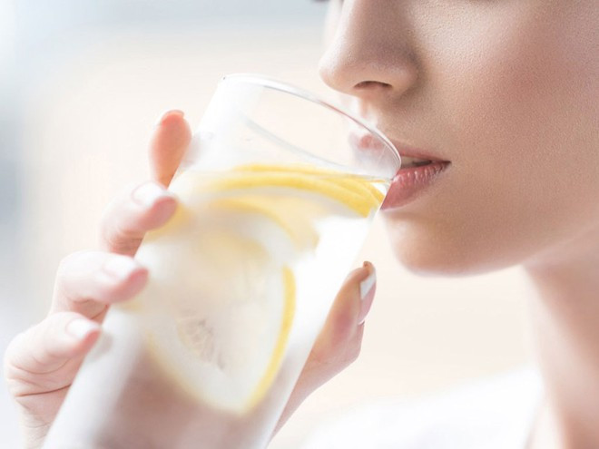 Nên uống nước nhiều hơn, đừng để cơ thể mất nước. ẢNH: SHUTTERSTOCK