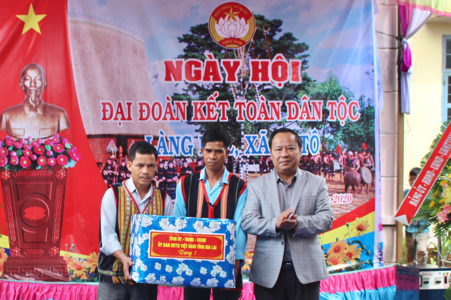 Phó Bí thư Thường trực Tỉnh ủy, Chủ tịch HĐND tỉnh Châu Ngọc Tuấn đại diện Tỉnh ủy, HĐND, UBND, Ủy ban MTTQ Việt Nam tỉnh trao tặng 1 phần quà cho cán bộ và nhân dân làng Del- Ảnh Phan Lài