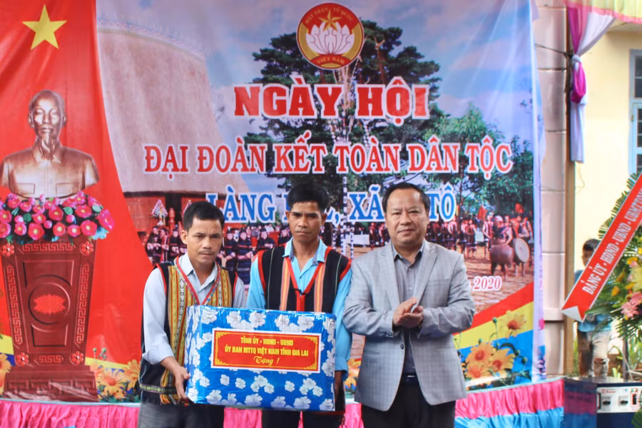 Phó Bí thư Thường trực Tỉnh ủy, Chủ tịch HĐND tỉnh Châu Ngọc Tuấn đại diện Tỉnh ủy, HĐND, UBND, Ủy ban MTTQ Việt Nam tỉnh trao tặng 1 phần quà cho cán bộ và nhân dân làng Del- Ảnh Phan Lài