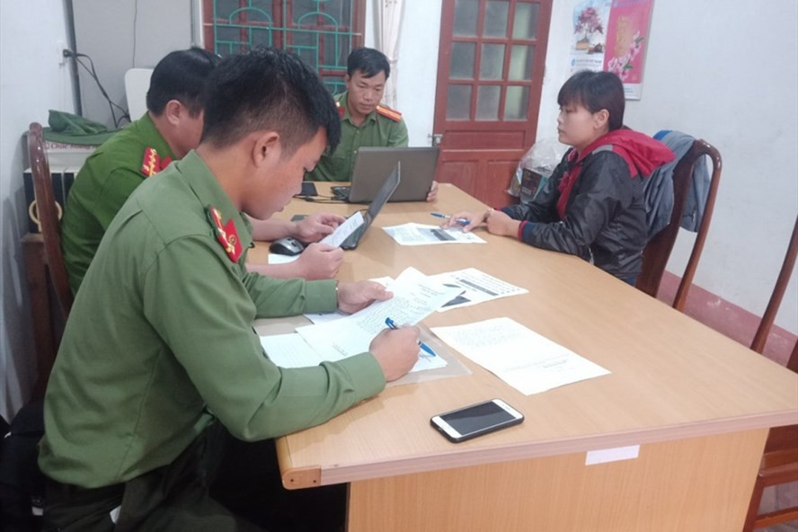 Công an làm việc với Lê Thị Thơm vì đăng tin sai sự thật. Ảnh: CA. Công an làm việc với Lê Thị Thơm vì đăng tin sai sự thật. Ảnh: CA.