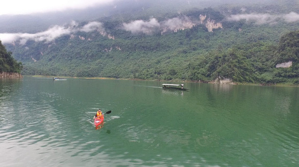 Chèo thuyền kayak trên hồ thủy điện Tuyên Quang - Ảnh do nhân vật cung cấp