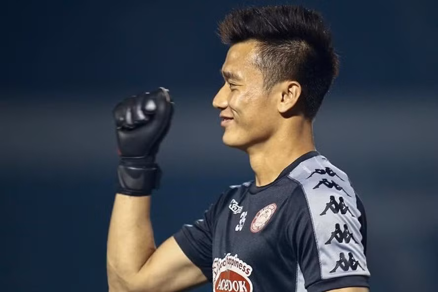 Thủ môn Bùi Tiến Dũng phải cạnh tranh suất bắt chính. Ảnh: HCMFC