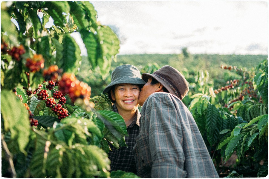 Thỉnh thoảng ông lại trao cho bà nụ hôn lên má. Ảnh: Lưu Xuân Đức Thỉnh thoảng ông lại trao cho bà nụ hôn lên má. Ảnh: Lưu Xuân Đức