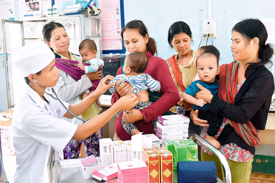 Chị H’nhin ở xã Hà Đông huyện Đak Đoa cho biết: Tôi hoàn toàn yên tâm khi đưa con đến thăm khám tại TYT xã. Mỗi lần đến khám được bác sĩ dặn dò rất kỹ lưỡng về cách uống thuốc, chế độ ăn uống sinh hoạt hàng ngày để tốt cho sức khỏe.