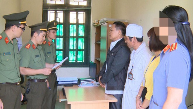 Cơ quan công an đọc lệnh bắt giữ Phan Văn Giỏi.