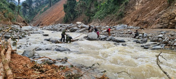  Cầu ván bị lũ cuốn, cơ quan chức năng phải làm tạm cầu khỉ. Ảnh: NGỌC PHÚC